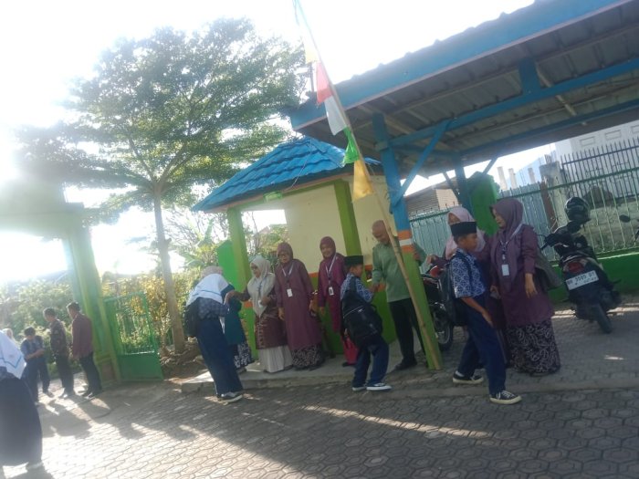 Guru Piket MTsN 6 Kerinci Tekankan Pentingnya Kedisiplinan Siswa Guru Piket MTsN 6 Kerinci Tekankan Pentingnya Kedisiplinan Siswa