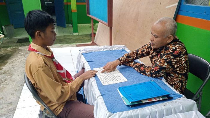 Bapak Mhd Jamin, S.Pd Guru Bahasa Indonesia Berikan Pembinaan Khusus bagi Siswa yang Kurang Lancar Membaca