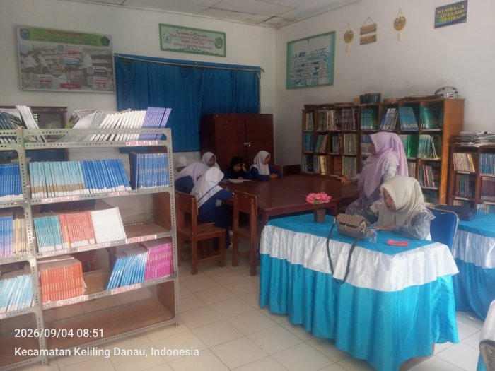 Guru IPA MTsN 6 Kerinci Gandeng Staf Pustaka Julita, A. Ma Bimbing Siswi OMI di Tengah Padatnya Jam Mengajar Guru IPA MTsN 6 Kerinci Gandeng Staf Pustaka Julita, A. Ma Bimbing Siswi OMI di Tengah Padatnya Jam Mengajar
