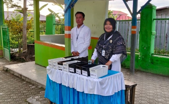 Panitia Ujian Siapkan Penitipan HP Saat Siswa Datang di Madrasah Panitia Ujian Siapkan Penitipan HP Saat Siswa Datang di Madrasah