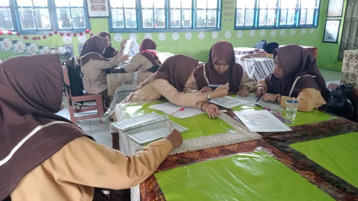 Siswa MTsN 6 Kerinci Gunakan Media Gambar dalam Diskusi IPA Siswa MTsN 6 Kerinci Gunakan Media Gambar dalam Diskusi IPA