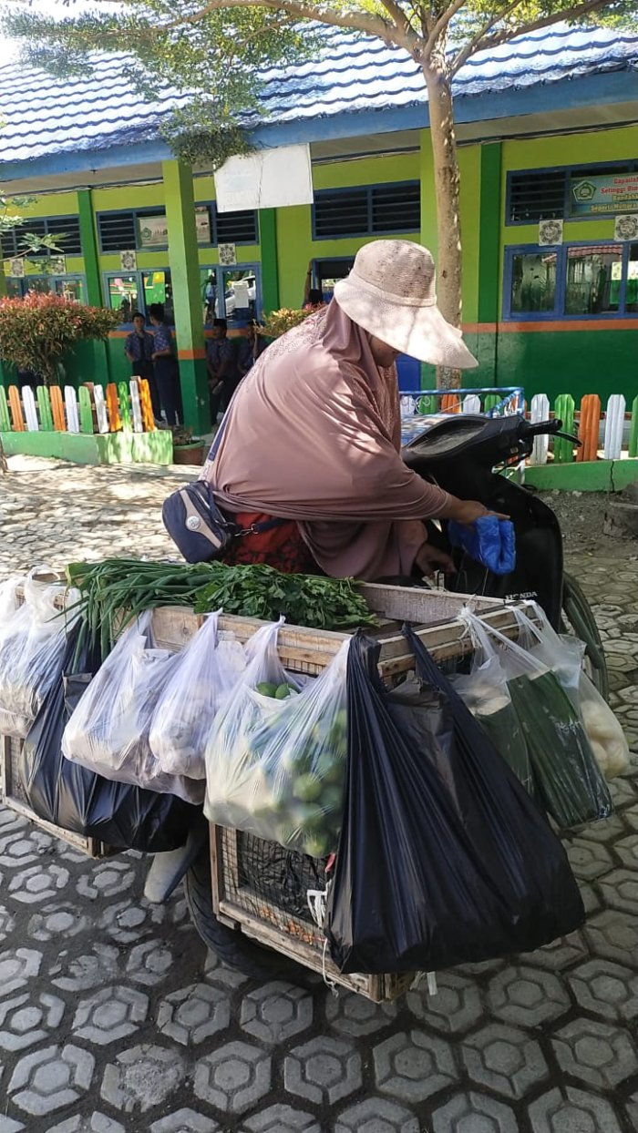 PTK MTsN 6 Kerinci Dukung Perekonomian Warga dengan Membeli Dagangan Lokal