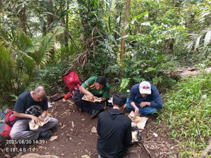 Tim Ekspedisi Gunung Tujuh MTsN 6 Kerinci Sukses Taklukkan Puncak