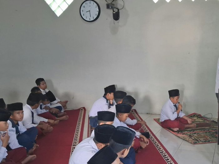 Fikram Kurniawan, Siswa Kelas 7C, beranikan diri Menjadi Imam Sholat Dhuha Fikram Kurniawan, Siswa Kelas 7C, beranikan diri Menjadi Imam Sholat Dhuha