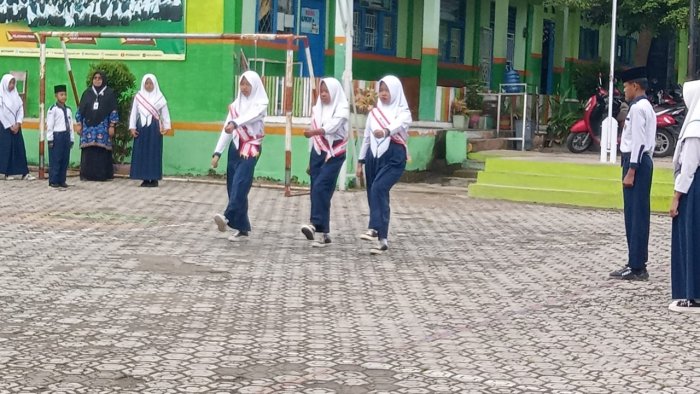 Trio 9A: Syakira, Zahira, dan Najwa Sukses Kibarkan Bendera Merah Putih pada Upacara Bendera di MTsN 6 Kerinci
