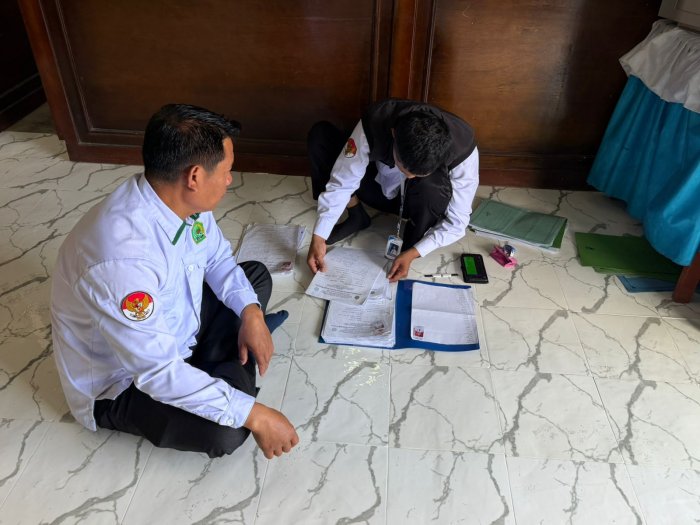 Panitia PMBM Lakukan Pengecekan Kelengkapan Berkas Calon Murid Baru Panitia PMBM Lakukan Pengecekan Kelengkapan Berkas Calon Murid Baru