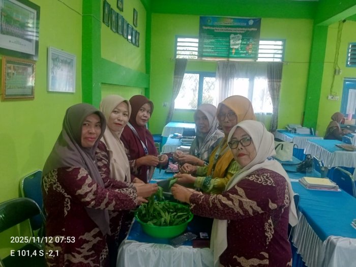 Guru Piket Masak Bersama, Wujudkan Kebersamaan MTsN 6 Kerinci