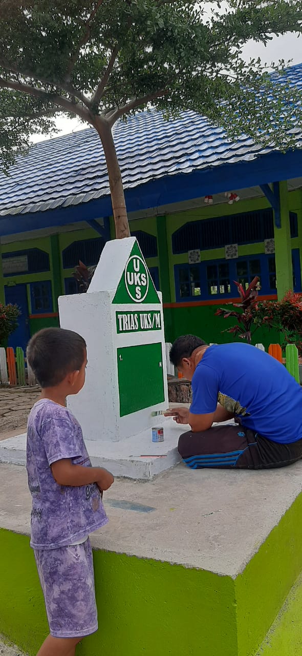 Beberapa Guru Tetap Melaksanakan Tugas Menghias Kelas dan Mengecat Tugu Meski di Luar Jam Kerja Beberapa Guru Tetap Melaksanakan Tugas Menghias Kelas dan Mengecat Tugu Meski di Luar Jam Kerja