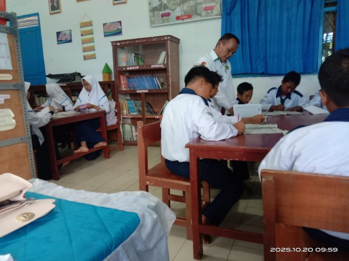 Pak Jon Hermi Integrasikan Pembelajaran IPS dengan Kunjungan Perpustakaan