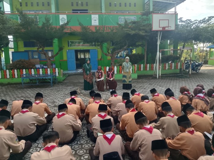 Suci dan Nashifa Siswi Kelas 8e Pimpin Kegiatan Tadarus