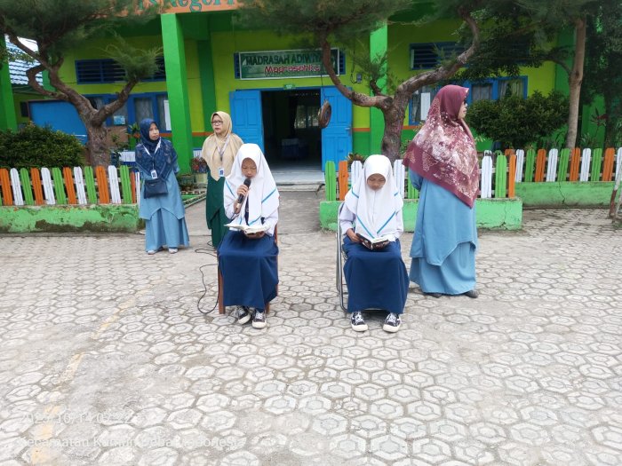 Siswa Kelas IX B Pandu Membaca Al-Quran di Lapangan MTsN 6 Kerinci