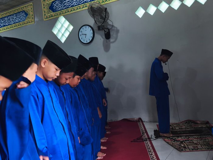Kelas VII B menjadi petugas shalat dhuha bersama