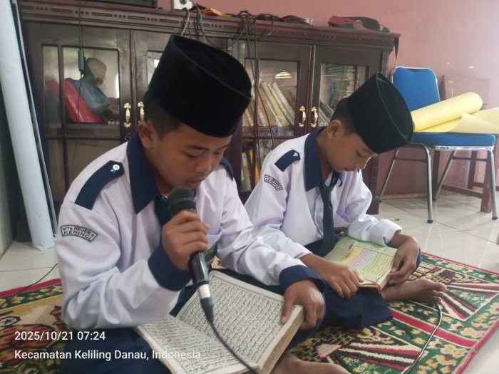 Tadarus Pagi Dipandu Siswa Kelas VII di Mushalla, Lapangan Basah Akibat Hujan Subuh