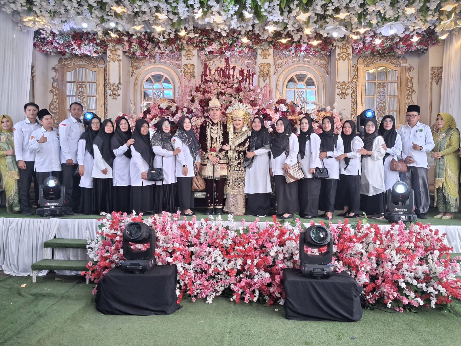 Keluarga Besar MTsN 6 Kerinci Hadiri Undangan Pernikahan Putra Bapak Kakan Kemenag Kab Kerinci Keluarga Besar MTsN 6 Kerinci Hadiri Undangan Pernikahan Putra Bapak Kakan Kemenag Kab Kerinci