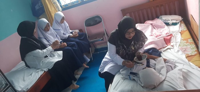 Petugas UKM Sigap Tangani Siswa yang Sakit Saat Upacara Bendera Petugas UKM Sigap Tangani Siswa yang Sakit Saat Upacara Bendera