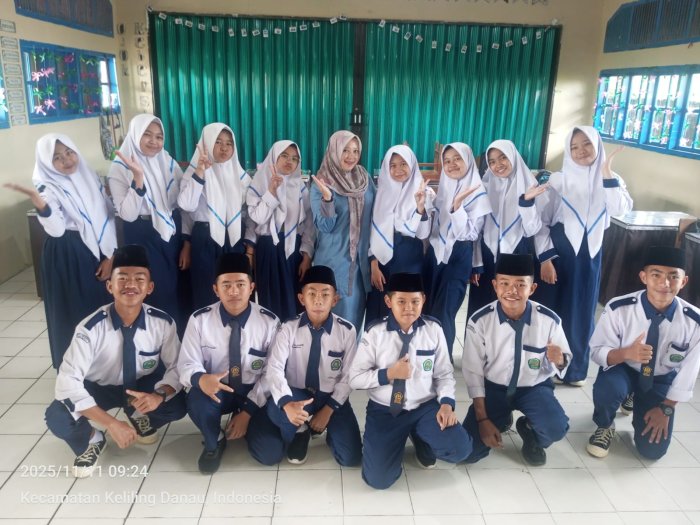Siswa Kelas VIII A Latihan Olah Vokal Jelang Lomba Paduan Suara