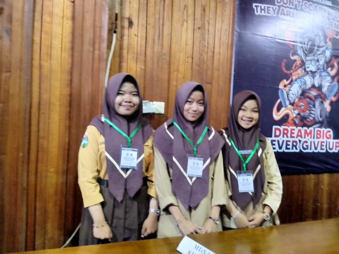 Tiga Siswa MTsN 6 Kerinci Ikuti Lomba LCC Bahasa Inggris Tingkat Kota dan Kabupaten