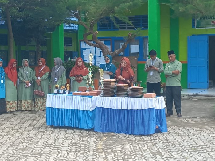 Kepala MTsN 6 Kerinci Ucapkan Selamat kepada Siswa Berprestasi