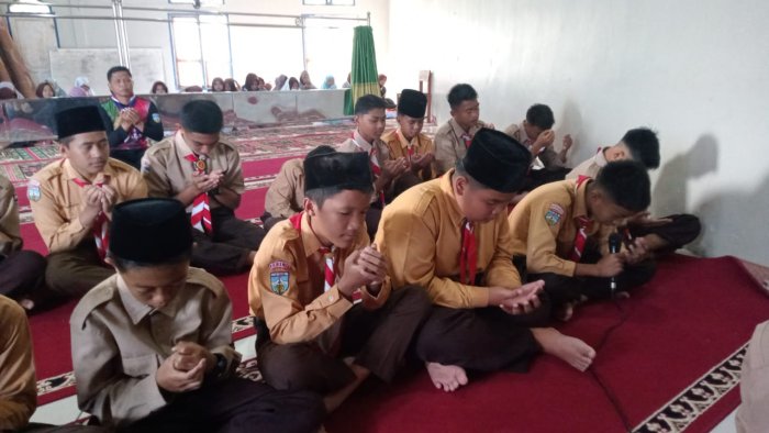 Arzam Piranda Assyuro Pimpin Doa Usai Sholat Dhuha Berjamaah