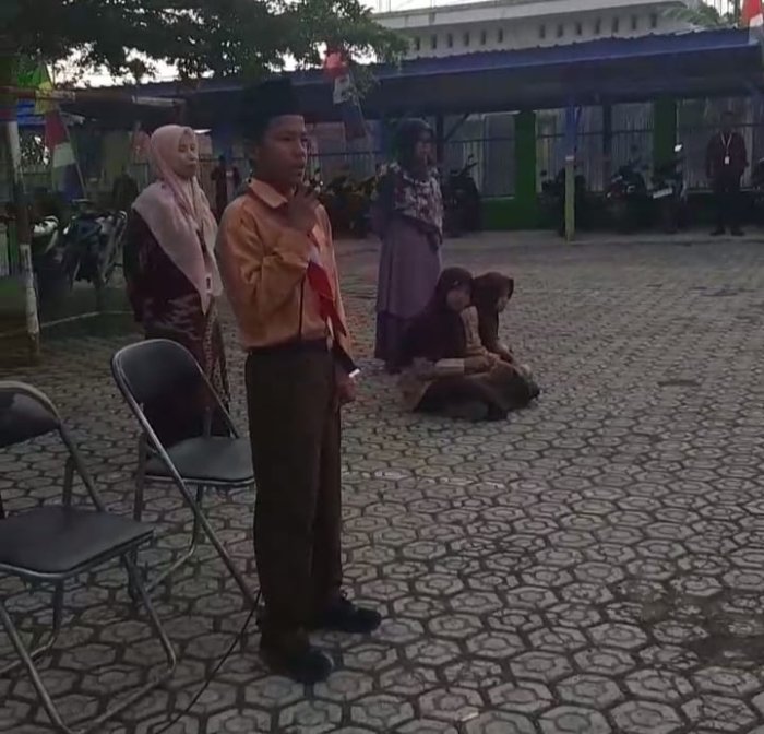 Nasuha Siswa Kelas VII D Sampaikan Kultum Tentang Wajibnya Sholat Lima Waktu