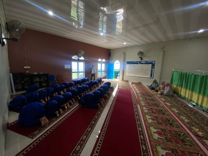 Siswa Kelas IX MTsN 6 Kerinci Laksanakan Shalat Dhuha dengan Tertib dan Khusyuk