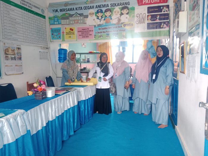 Pengawas Madrasah Ibu Desmadera, M.Pd.I Lakukan Pembinaan di MTsN 6 Kerinci Jelang Perlombaan Sekolah Sehat
