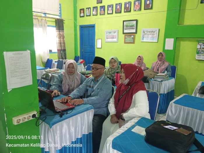 Ibu Kamad MTsN 6 Kerinci Berikan Petunjuk Penggunaan Aplikasi untuk Guru Ibu Kamad MTsN 6 Kerinci Berikan Petunjuk Penggunaan Aplikasi untuk Guru