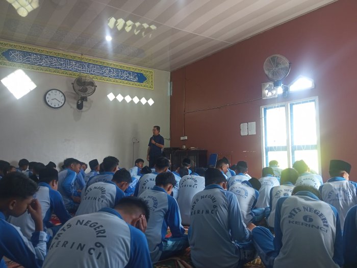 Siraman Kalbu Sebelum Sholat Dhuha di MTsN 6 Kerinci Siraman Kalbu Sebelum Sholat Dhuha di MTsN 6 Kerinci
