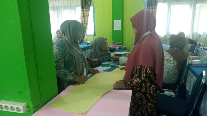 Guru MTsN 6 Kerinci Manfaatkan Waktu Istirahat untuk Membuatan Pola Dasar Baju sebagai Keterampilan Tambahan
