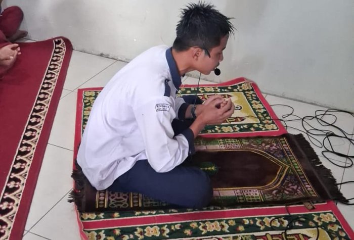 Muhammad Azam Ramadhan Imami Sholat Zuhur Berjamaah di MTsN 6 Kerinci Muhammad Azam Ramadhan Imami Sholat Zuhur Berjamaah di MTsN 6 Kerinci