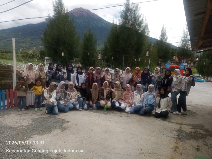 Kebersamaan Penuh Makna, Guru dan Siswi Kelas IX Gelar Jalan Bersama ke Kebun Stroberi dan Taman Wisata Kebersamaan Penuh Makna, Guru dan Siswi Kelas IX Gelar Jalan Bersama ke Kebun Stroberi dan Taman Wisata