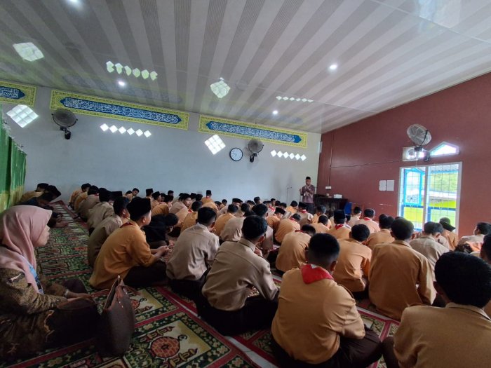Bapak H. Riyanto, M.Pd Jelaskan Tata Cara dan Urutan Zikir Setelah Sholat di MTsN 6 Kerinci Bapak H. Riyanto, M.Pd Jelaskan Tata Cara dan Urutan Zikir Setelah Sholat di MTsN 6 Kerinci