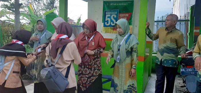 Rutinitas Kamis, Semangat Menyambut Siswa dengan Budaya 5S Rutinitas Kamis, Semangat Menyambut Siswa dengan Budaya 5S
