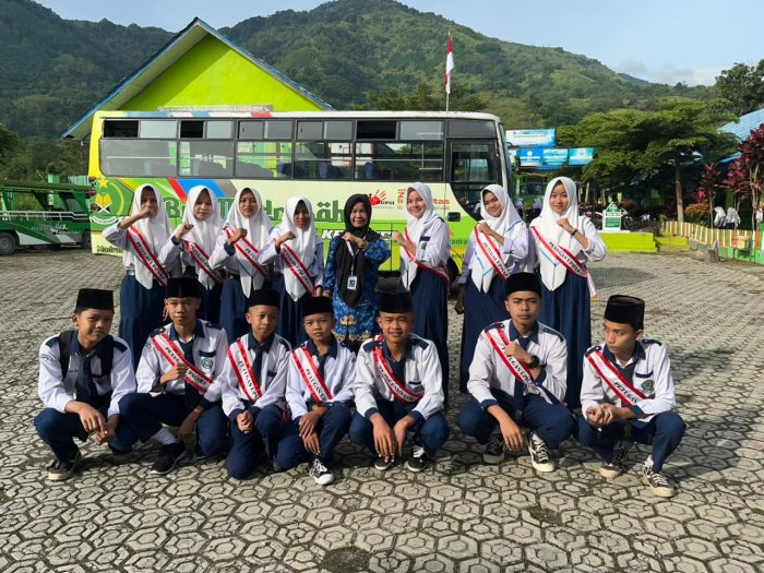 Raut Gembira Terpancar di Wajah Siswa Kelas IX B Usai Bertugas sebagai Petugas Upacara