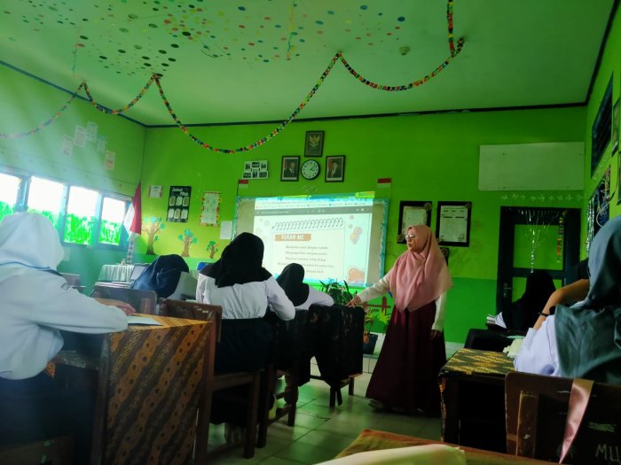 English Club MTsN 6 Laksanakan Pembinaan Rutin dengan Metode Menarik English Club MTsN 6 Laksanakan Pembinaan Rutin dengan Metode Menarik