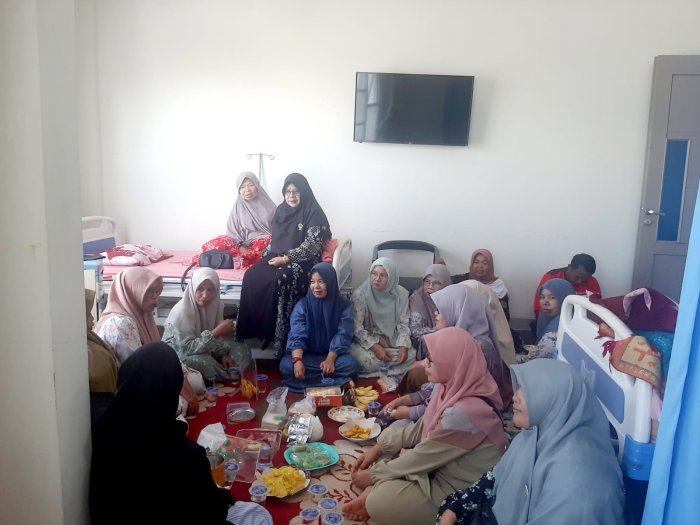 Usai Pembagian Rapor, PTK MTsN 6 Kerinci Sempatkan Diri Jenguk Orang Tua PTK Yang Sedang Sakit Usai Pembagian Rapor, PTK MTsN 6 Kerinci Sempatkan Diri Jenguk Orang Tua PTK Yang Sedang Sakit