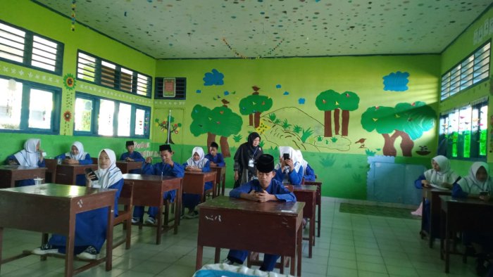 Guru Mapel Lakukan Pengecekan Setiap Ruang Ujian ASAS untuk Pastikan Soal Jelas dan Mudah Dipahami