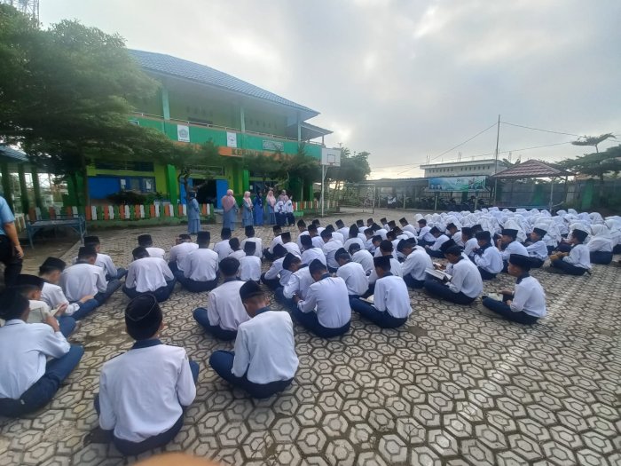 Rutinitas siswa MTsN 6 Kerinci Laksanakan Tadarus di Pagi hari Sebelum Kegiatan Belajar Rutinitas siswa MTsN 6 Kerinci Laksanakan Tadarus di Pagi hari Sebelum Kegiatan Belajar