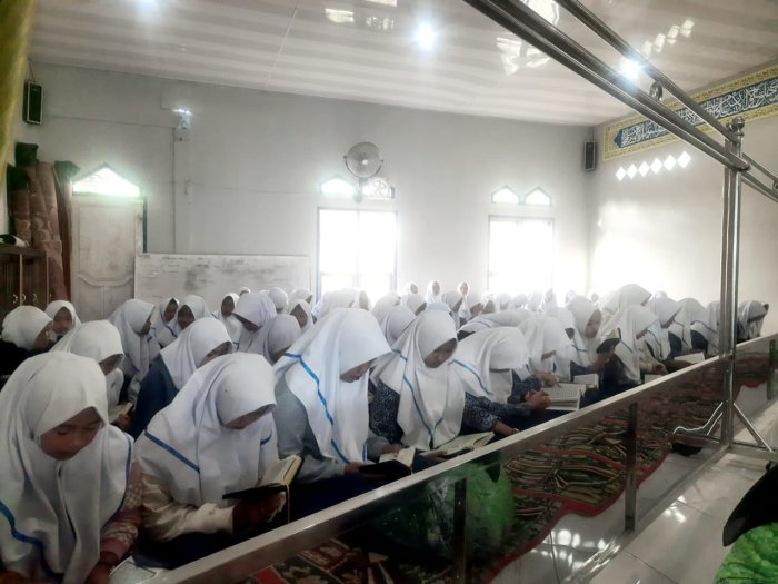Tadarus di MTsN 6 Kerinci Dipindahkan ke Musholla karena Cuaca Gerimis