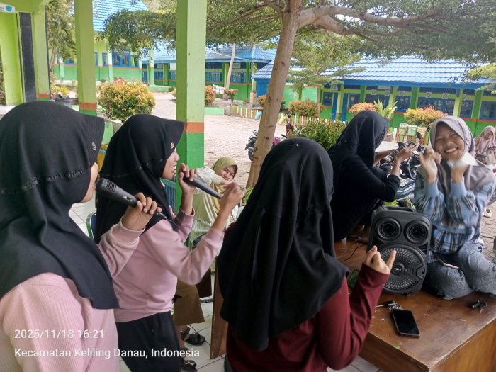 Siswi PASBIN MTsN 6 Kerinci Lakukan Refresing Bersama dengan Karaoke Lagu Viral Tabola Bale