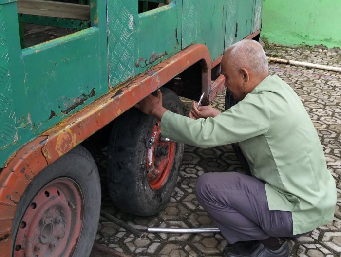 Pengurus Mobil Madrasah Ganti Ban Demi Kelancaran dan Keamanan Antar Jemput Siswa