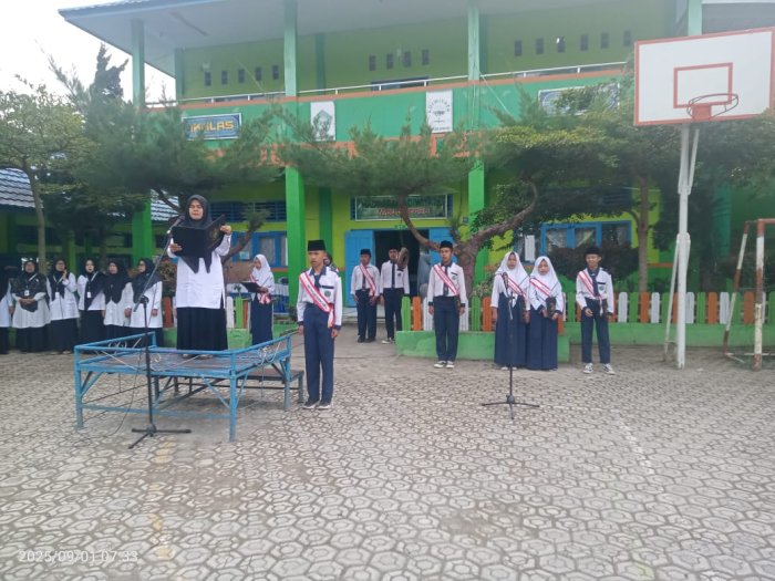 Ibu Dewi Sartika,S.Pd Ingatkan Siswa untuk Menanamkan Disiplin Madrasah dan Menjaga Kebersihan Ibu Dewi Sartika,S.Pd Ingatkan Siswa untuk Menanamkan Disiplin Madrasah dan Menjaga Kebersihan