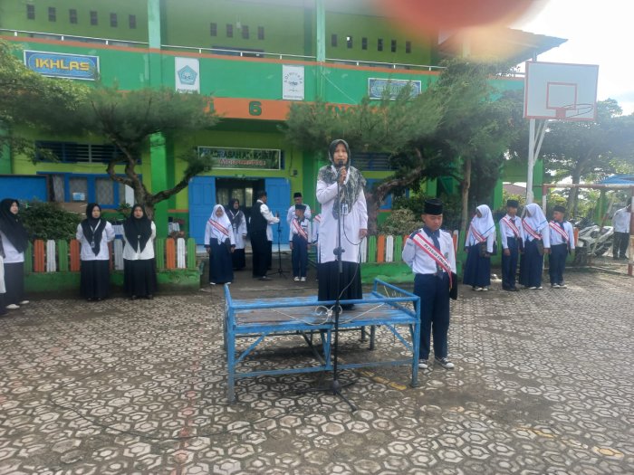 7 Kebiasaan Anak Indonesia Hebat, Pesan Ibu Ilisnawati Saat Upacara Bendera