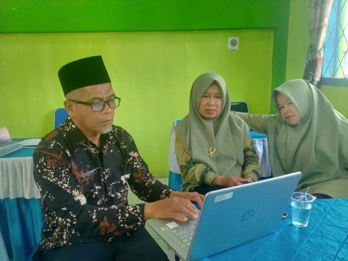 Guru MTsN 6 Kerinci Gelar Diskusi Teman Sejawat di Sela Jam Mengajar, Bahas Pembuatan Media Ajar Kreatif dan Inovatif