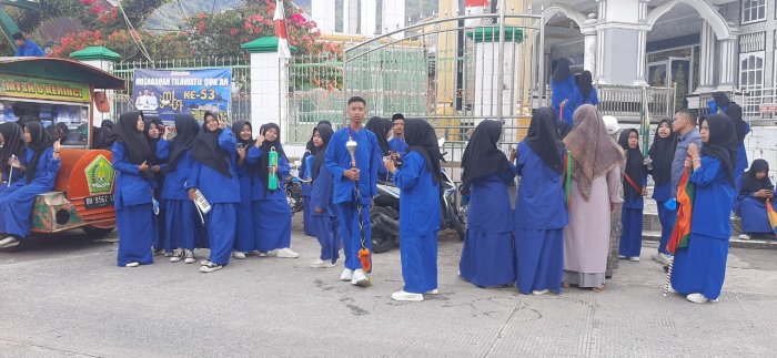 Siswa MTsN 6 Kerinci Meriahkan Pawai MTQ Kabupaten Kerinci ke-53 Siswa MTsN 6 Kerinci Meriahkan Pawai MTQ Kabupaten Kerinci ke-53