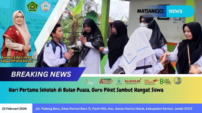 Hari Pertama Sekolah di Bulan Puasa, Guru Piket Sambut Hangat Siswa