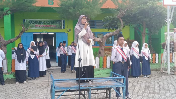 Ibu Suraida, S.Pd.I Ajak Siswa Ikhlas dalam Belajar sebagai Salah Satu Wujud Disiplin Madrasah