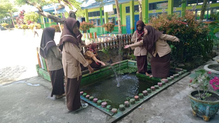 Kolam Ikan Hias Jadi Wahana Rekreasi dan bermain Siswa MTsN 6 Kerinci