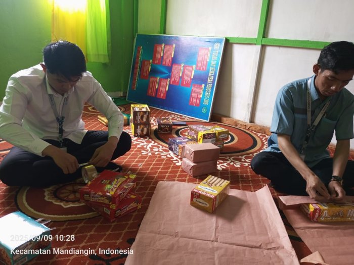 Panitia HUT RI ke-80 Sibuk Membungkus Hadiah Lomba Panitia HUT RI ke-80 Sibuk Membungkus Hadiah Lomba