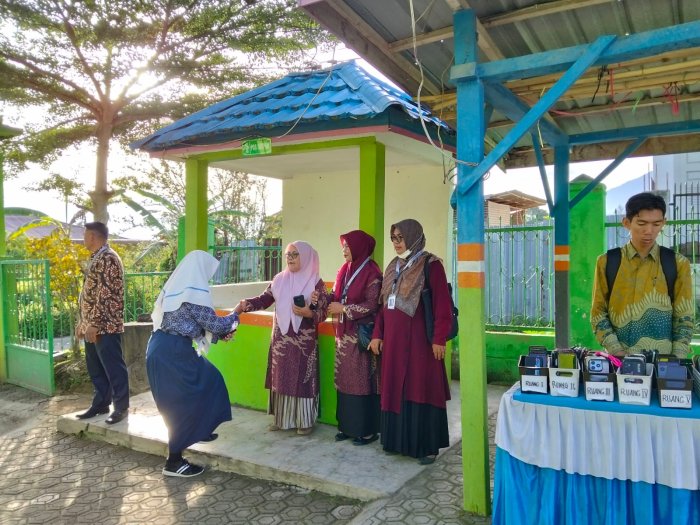 Jaga Keteraturan Ujian, Panitia ASAS Ganjil MTsN 6 Kerinci Kumpulkan HP Siswa di Gerbang Madrasah